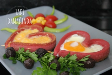 Yumurtalı Sosisli Kalp