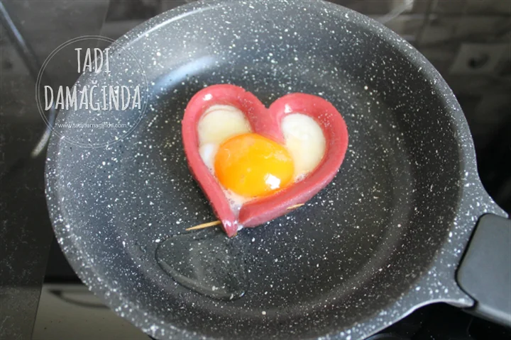 Yumurtalı Sosisli Kalp