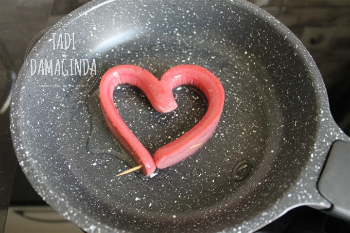 Yumurtalı Sosisli Kalp