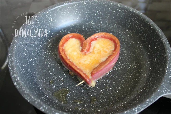 Yumurtalı Sosisli Kalp