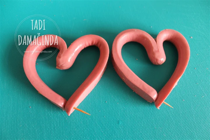 Yumurtalı Sosisli Kalp