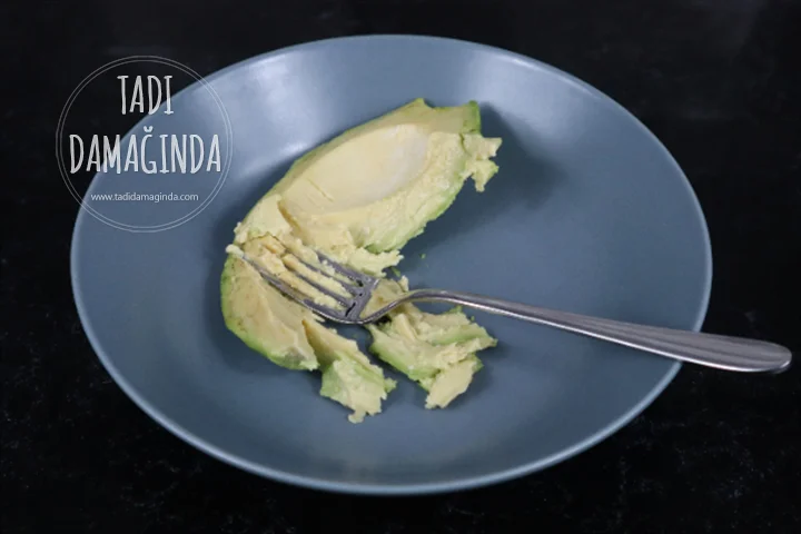 Avokado Dolgulu Yumurta