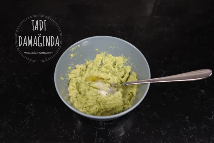 Avokadolu Yumurtalı Kanepe