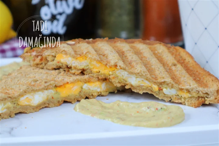 Avokadolu Yumurtalı Tost