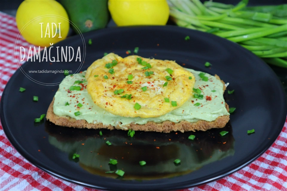 Ekmek Üstü Labneli Avokadolu Yumurta