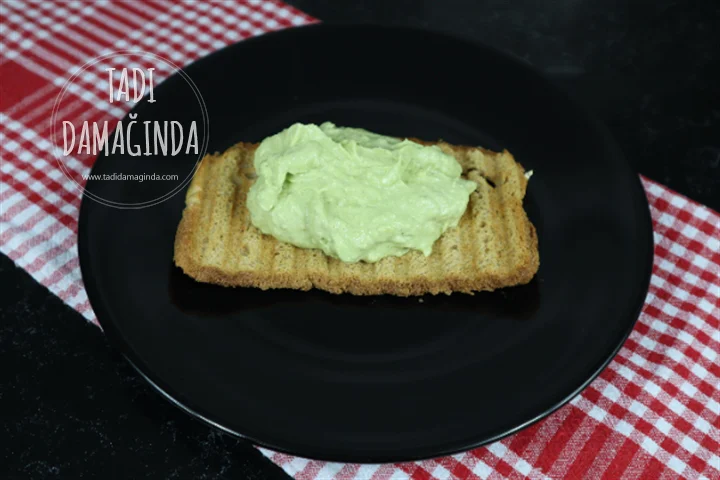 Ekmek Üstü Labneli Avokadolu Yumurta