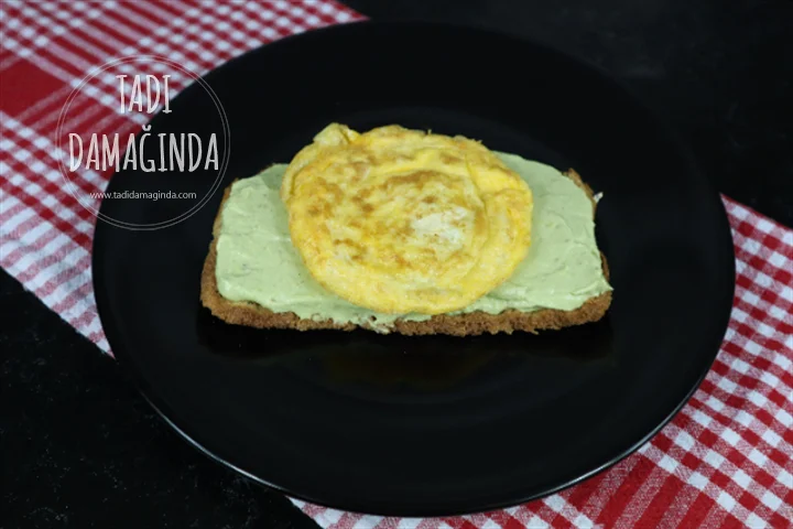 Ekmek Üstü Labneli Avokadolu Yumurta