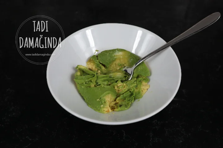 Ekmek Üstü Labneli Avokadolu Yumurta