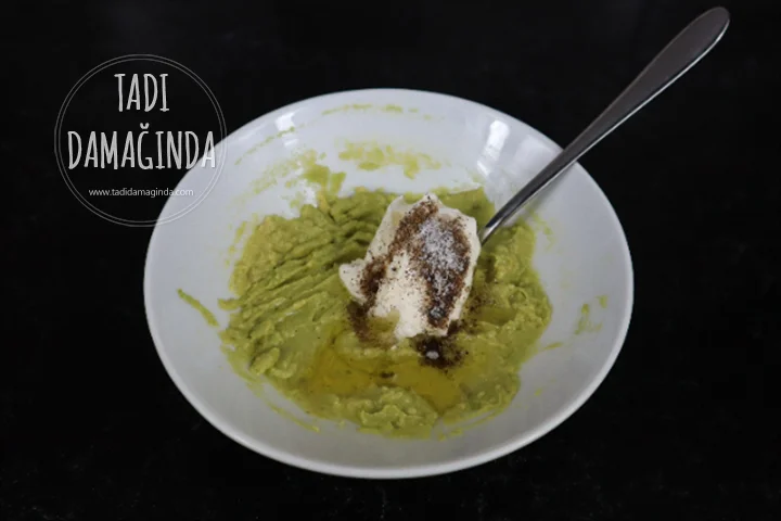 Ekmek Üstü Labneli Avokadolu Yumurta