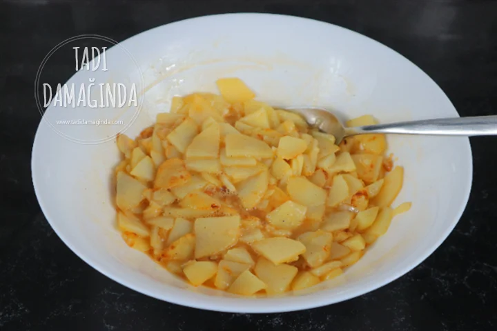 İspanyol Omleti (Soğanlı Patatesli Yumurta)