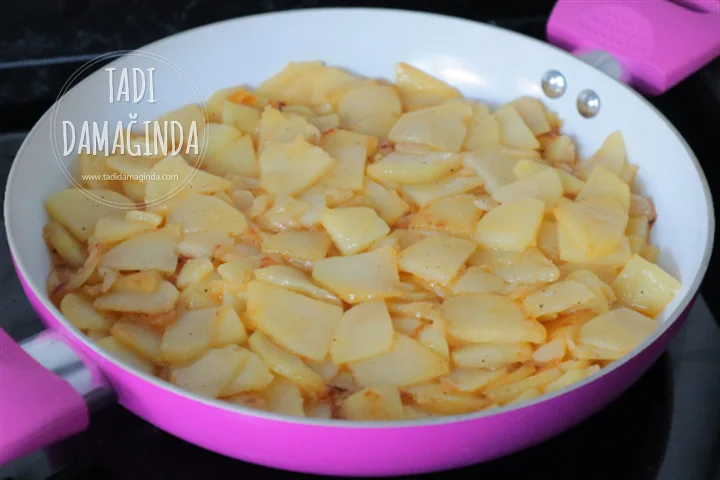 İspanyol Omleti (Soğanlı Patatesli Yumurta)