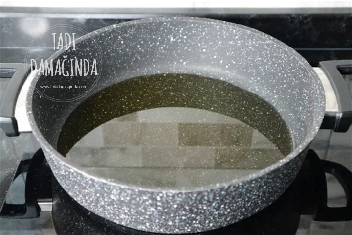 İspanyol Omleti (Soğanlı Patatesli Yumurta)