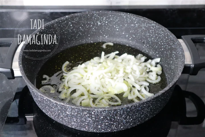 İspanyol Omleti (Soğanlı Patatesli Yumurta)