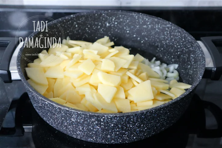 İspanyol Omleti (Soğanlı Patatesli Yumurta)