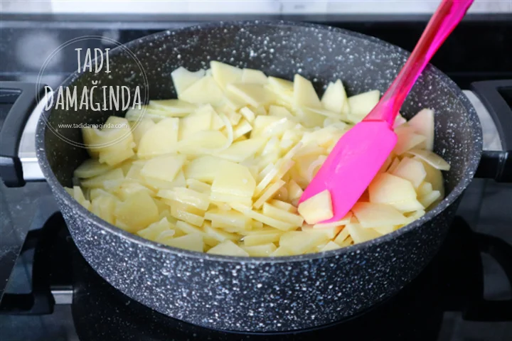 İspanyol Omleti (Soğanlı Patatesli Yumurta)