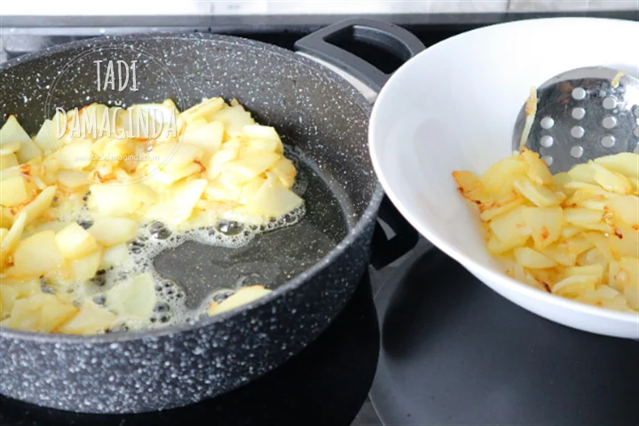 İspanyol Omleti (Soğanlı Patatesli Yumurta)