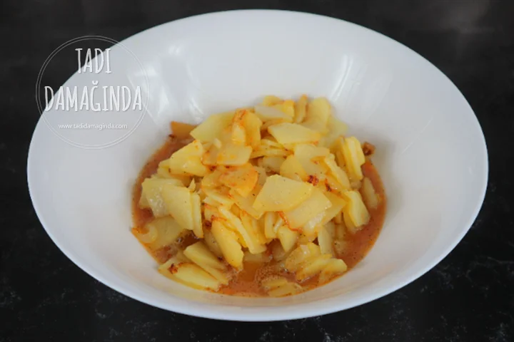 İspanyol Omleti (Soğanlı Patatesli Yumurta)