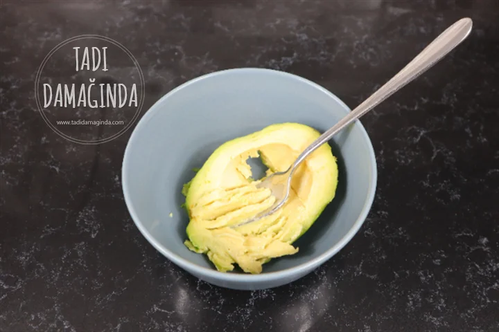 Labneli Avokadolu Yumurta Dolması