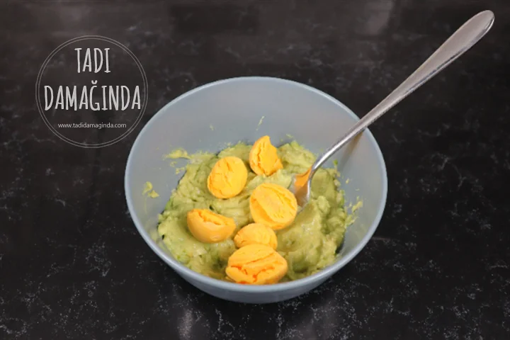 Labneli Avokadolu Yumurta Dolması