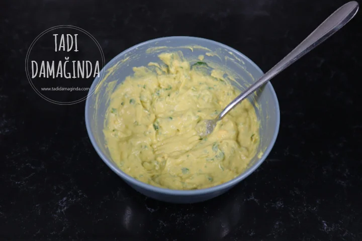 Labneli Avokadolu Yumurta Dolması