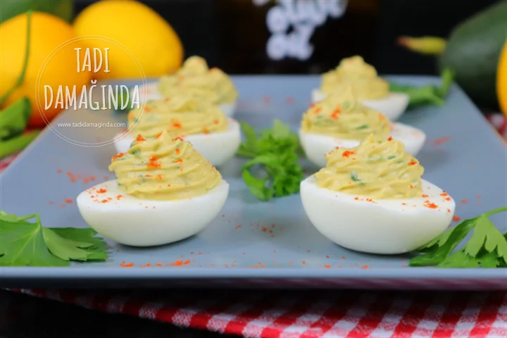 Labneli Avokadolu Yumurta Dolması