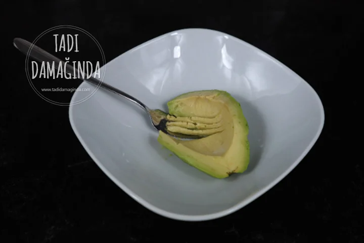 Peynirli Soğanlı Avokado Dolgulu Yumurta