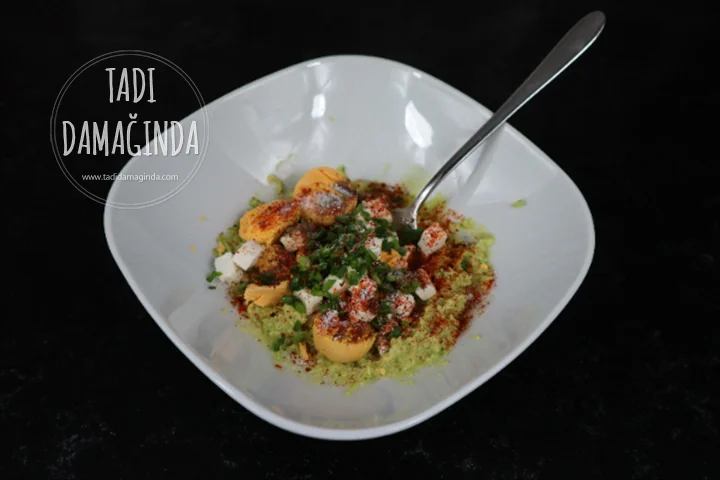 Peynirli Soğanlı Avokado Dolgulu Yumurta