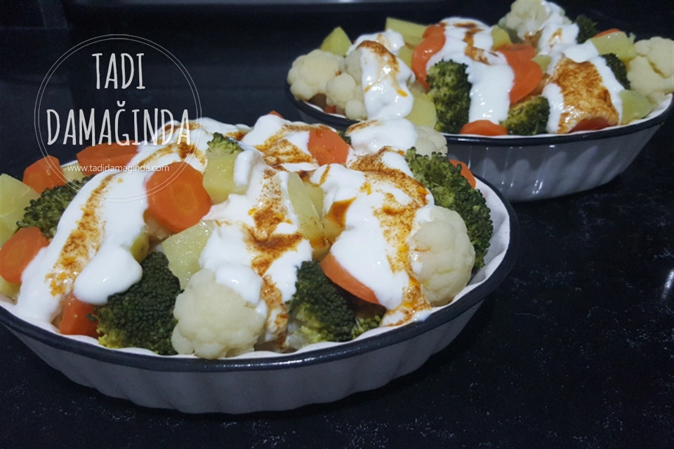 Buharda Yoğurtlu Soslu Sebze Salatası