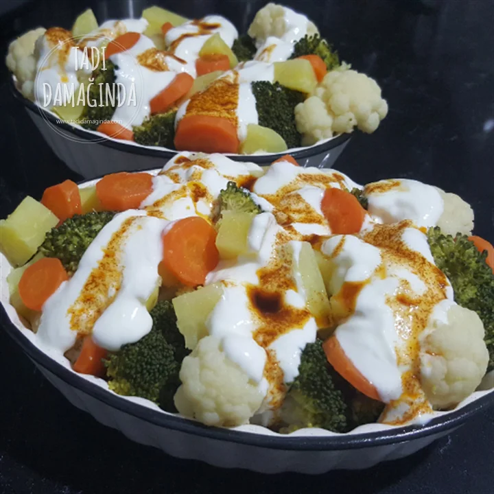 Buharda Yoğurtlu Soslu Sebze Salatası