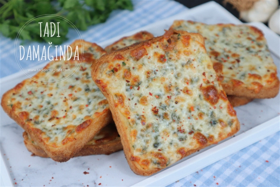 Sarımsaklı Kaşarlı Ekmek Dilimleri