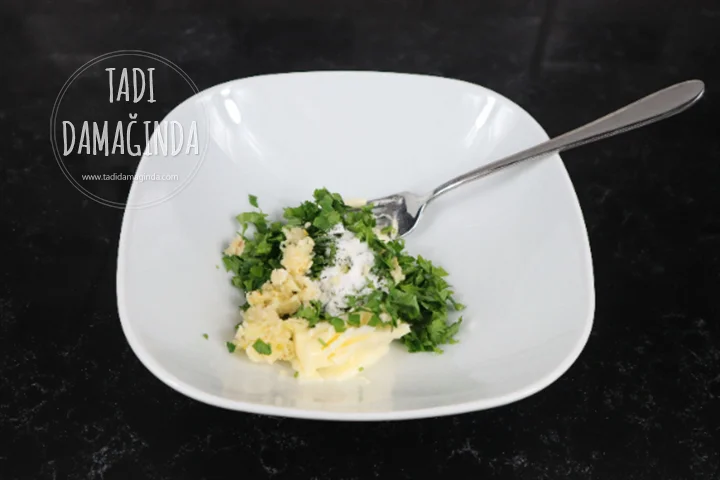 Sarımsaklı Kaşarlı Ekmek Dilimleri