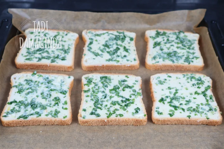 Sarımsaklı Kaşarlı Ekmek Dilimleri