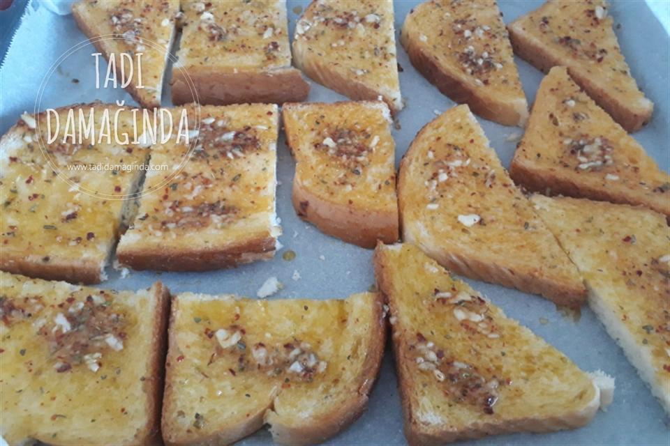 Pratik Sarımsaklı Ekmekler