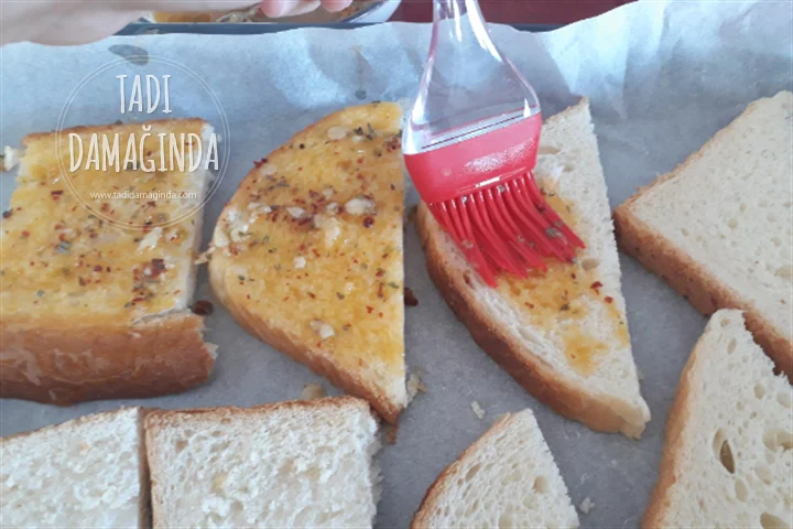Pratik Sarımsaklı Ekmekler