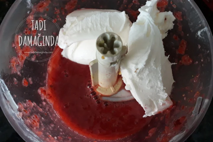 Bol Çilekli Milkshake