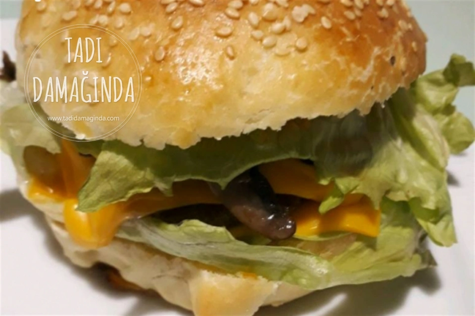 Ev Yapımı Karamelize Soğanlı ve Mantarlı Hamburger