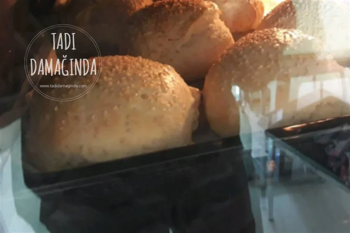 Ev Yapımı Karamelize Soğanlı ve Mantarlı Hamburger