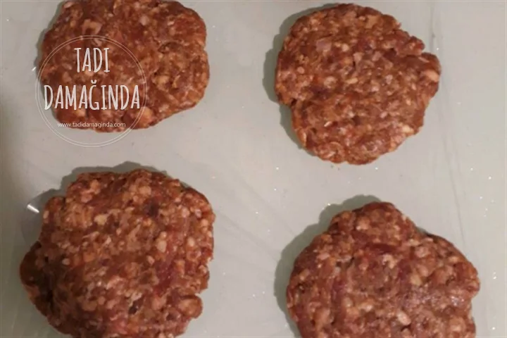 Ev Yapımı Karamelize Soğanlı ve Mantarlı Hamburger