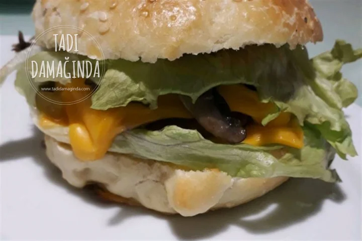 Ev Yapımı Karamelize Soğanlı ve Mantarlı Hamburger