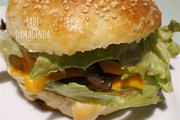 Ev Yapımı Karamelize Soğanlı ve Mantarlı Hamburger