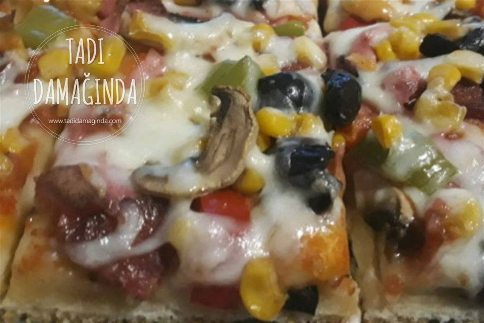 Ev Yapımı Tepsi Pizzası