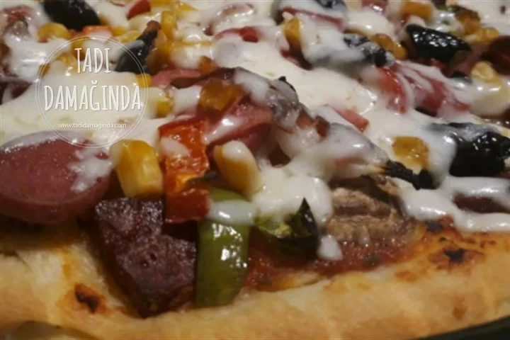 Ev Yapımı Tepsi Pizzası