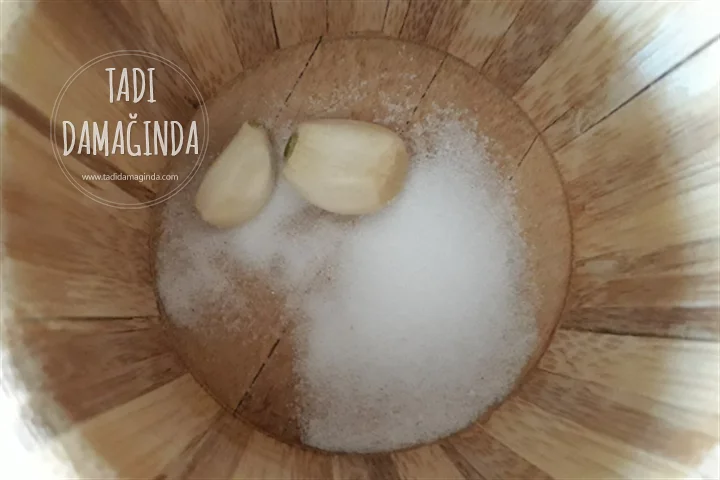 Hardallı Yoğurtlu Kereviz Salatası (Mezesi)