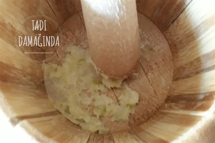 Hardallı Yoğurtlu Kereviz Salatası (Mezesi)