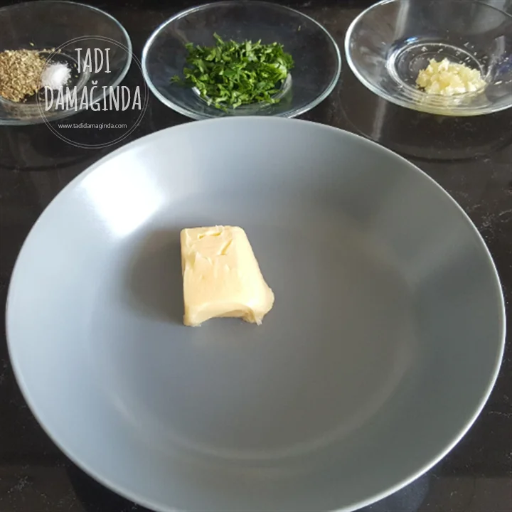 Fırında Pratik Sarımsaklı Ekmek Dilimleri