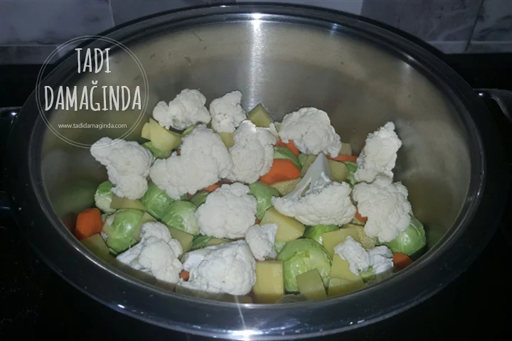 Yoğurtlu Karışık Sebze Salatası