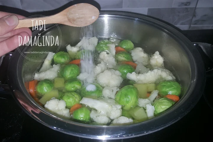 Yoğurtlu Karışık Sebze Salatası