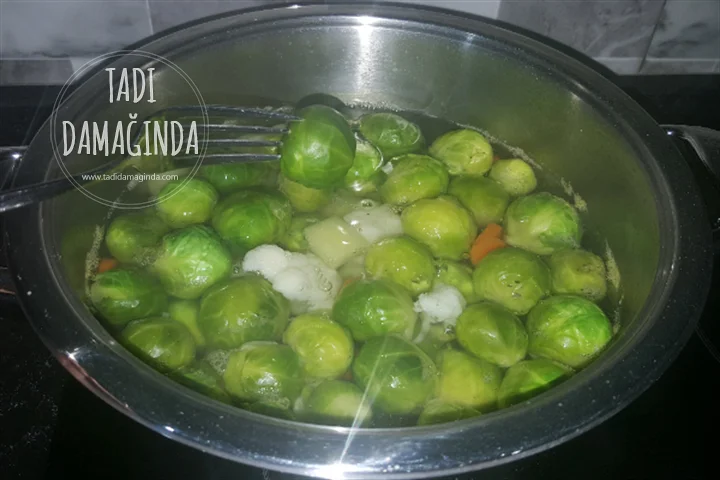 Yoğurtlu Karışık Sebze Salatası