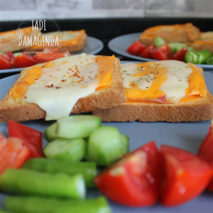 Fırında Bol Peynirli Hindi Fümeli Yumurtalı Ekmekler