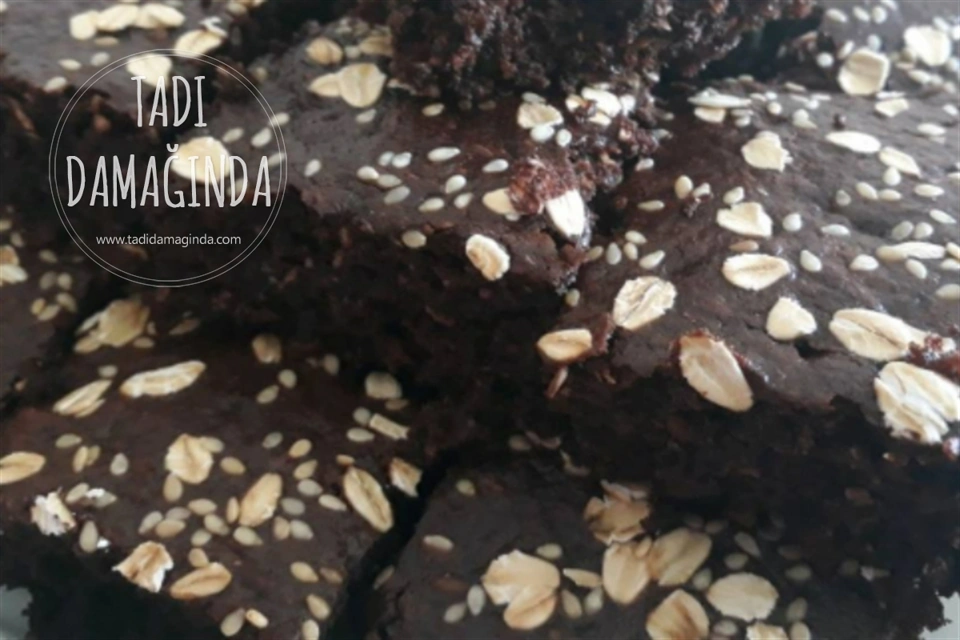 Şekersiz ve Glütensiz Kakaolu Kek